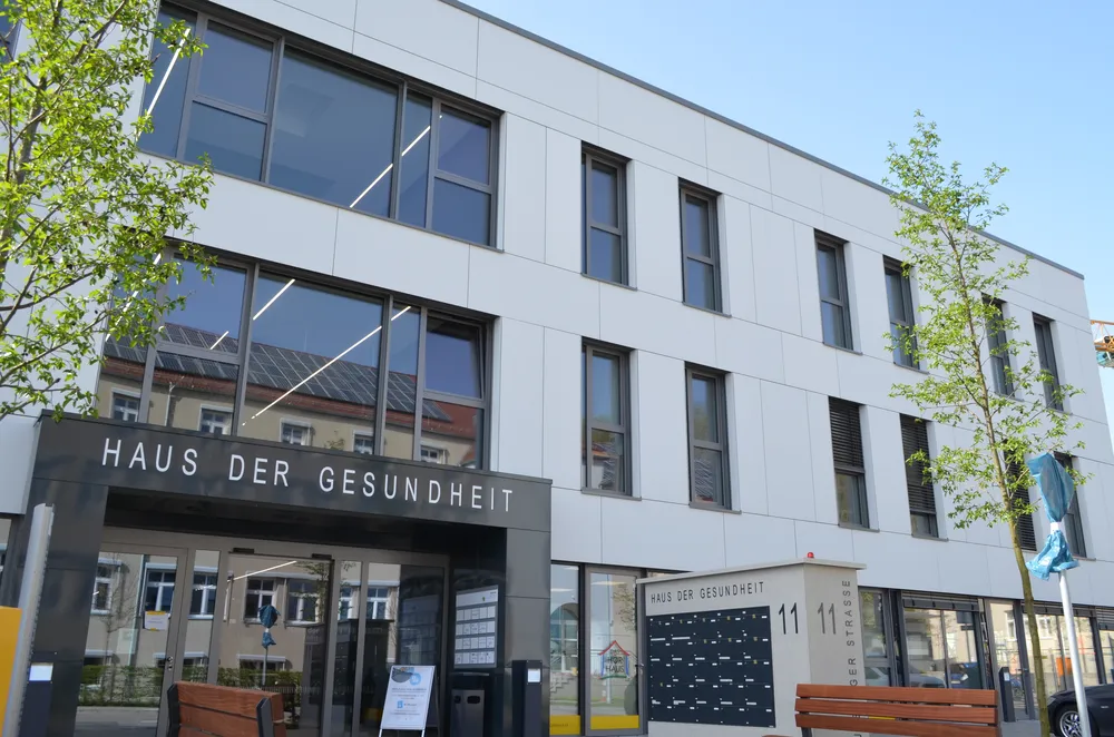 3. Vorderansicht des Gebäudes "Haus der Gesundheit" in der sich die Praxis befindet
