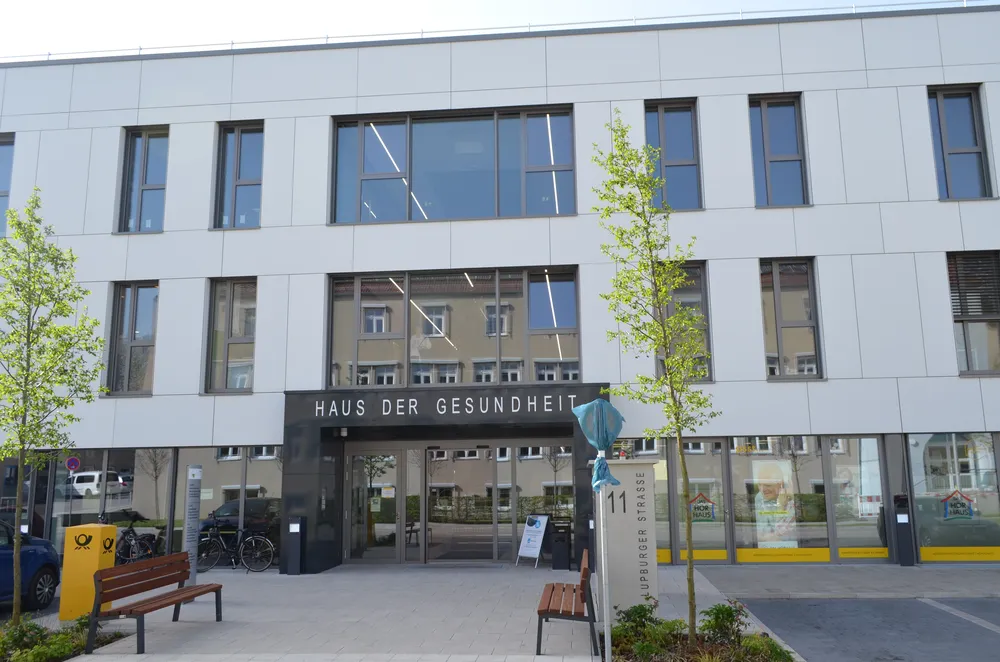 2. Vorderansicht des Gebäudes "Haus der Gesundheit" in der sich die Praxis befindet