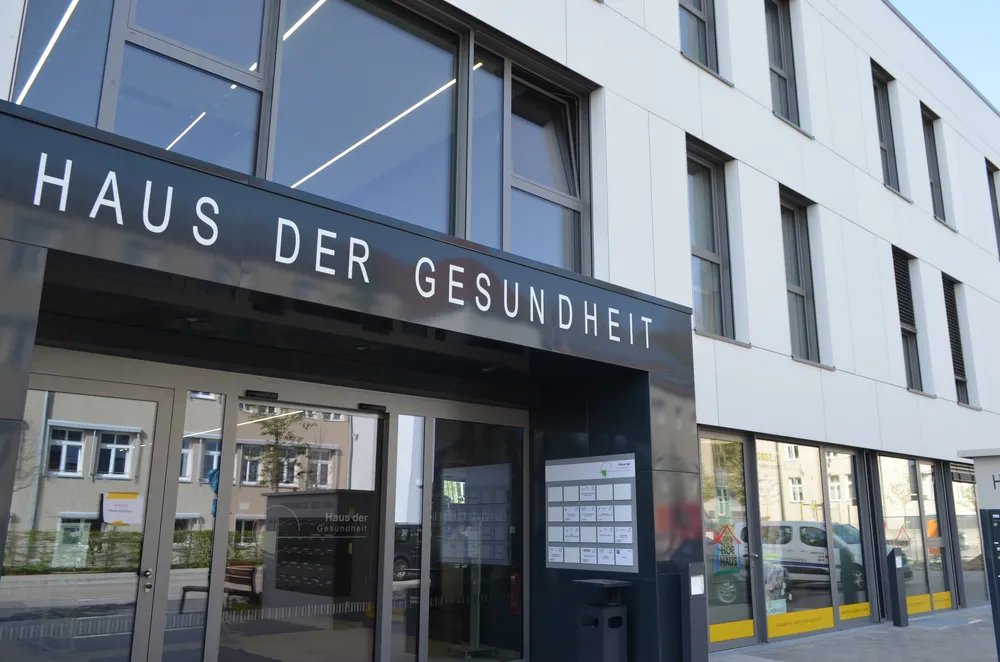 Vorderansicht des Gebäudes "Haus der Gesundheit" in der sich die Praxis befindet